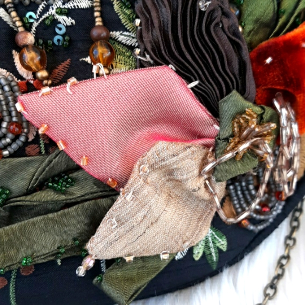 EUC VTG MARY FRANCES SMALL CRESCENT CROSSBODY BAG - Picture 4 of 15